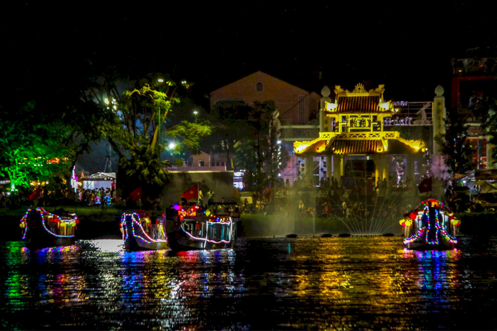Buổi tối, bạn có thể thưởng thức ca Huế